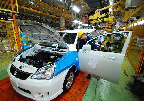 12月14日,在江西九江昌河鈴木汽車有限公司,工人們?cè)诮M裝汽車。中國(guó)汽車工業(yè)協(xié)會(huì)發(fā)布的最新統(tǒng)計(jì)顯示,今年前11個(gè)月,我國(guó)汽車?yán)塾?jì)產(chǎn)銷雙雙超過1600萬輛,預(yù)計(jì)全年汽車產(chǎn)銷將超過1800萬輛,中國(guó)將穩(wěn)居全球第一大汽車生產(chǎn)國(guó)和最大的新車銷售市場(chǎng)。新華社發(fā)(胡國(guó)林 攝)