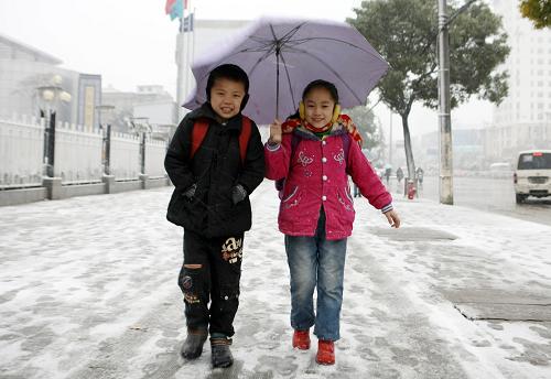 12月15日早晨,在湖北武漢街頭,兩名小學(xué)生頂著風(fēng)雪上學(xué)。14日晚至15日,湖北地區(qū)迎來(lái)今年入冬以來(lái)首場(chǎng)大范圍降雪過(guò)程。省氣象臺(tái)緊急發(fā)布通知,提醒全省各地各部門(mén)加強(qiáng)防范應(yīng)對(duì)。新華社發(fā)(徐云華 攝)