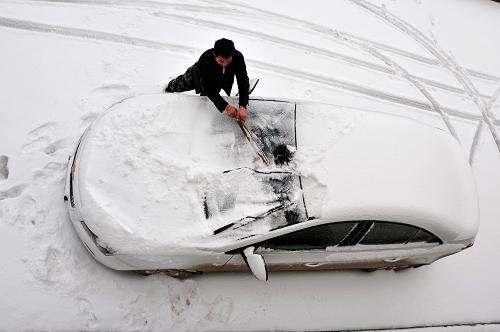 12月15日,湖北恩施州建始縣花坪鄉(xiāng)村民清理車(chē)上的積雪。14日晚至15日,湖北地區(qū)迎來(lái)今年入冬以來(lái)首場(chǎng)大范圍降雪過(guò)程。省氣象臺(tái)緊急發(fā)布通知,提醒全省各地各部門(mén)加強(qiáng)防范應(yīng)對(duì)。新華社發(fā)(楊順丕 攝)