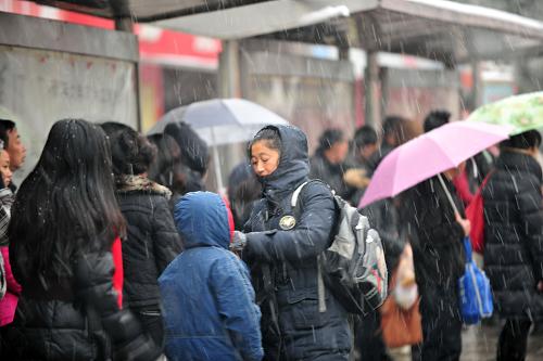 12月15日,在湖北襄陽(yáng)市街頭,市民在雪中候車(chē)。14日晚至15日,湖北地區(qū)迎來(lái)今年入冬以來(lái)首場(chǎng)大范圍降雪過(guò)程。省氣象臺(tái)緊急發(fā)布通知,提醒全省各地各部門(mén)加強(qiáng)防范應(yīng)對(duì)。新華社發(fā)(安富斌 攝)