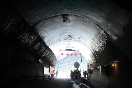 12月15日10時(shí),耗時(shí)24個(gè)月,全長3310米的墨脫公路控制性工程——嘎隆拉隧道成功貫通,為全面建成墨脫公路,完善國家公路網(wǎng),邁出重要一步。2009年4月20日,國家投資9.5億元正式開建墨脫公路,公路全長117.278公里,預(yù)計(jì)將于2011年通車。據(jù)資料顯示,素有“高原孤島”之稱的西藏林芝地區(qū)墨脫縣,是我國大陸2100多個(gè)行政建制縣中至今惟一不通公路的縣。墨脫縣的西、北、東三面被喜馬拉雅山和崗日嘎布山阻隔,南面毗鄰印度,穿越境內(nèi)的雅魯藏布江大峽谷和帕龍藏布峽谷難以逾越,之前進(jìn)入墨脫必須翻過海拔4000米以上的嘎隆拉、多雄拉等雪山。新華社記者 覺果 攝