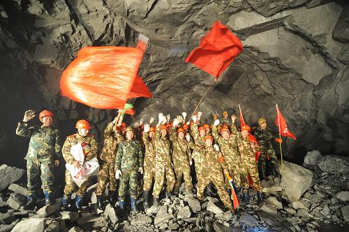 12月15日上午,西藏墨脫公路嘎隆拉隧道正式貫通,武警交通部隊(duì)施工人員歡呼雀躍。新華社記者 覺果 攝