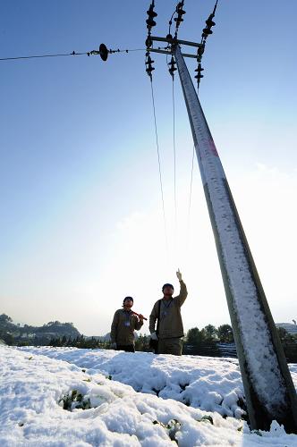 12月16日,福建武夷山供電公司技術(shù)人員在尋查供電線路。新華社記者 張國俊 攝