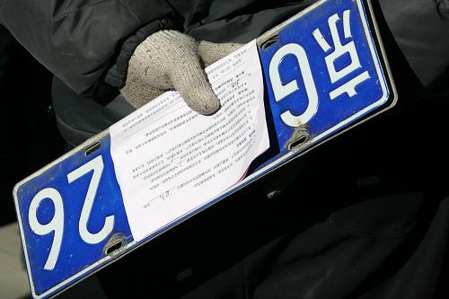 12月23日,市民在北京市舊機動車交易市場等待辦理舊車交易手續(xù)。新華社發(fā)