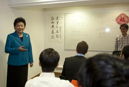 12月23日,中國國務委員劉延東(左一)與智利天主教大學學生交流。當日,正在智利訪問的中國國務委員劉延東考察了智利天主教大學孔子學院。新華社記者 鮑菲菲 攝
