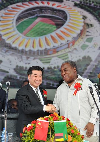 1月10日,在贊比亞首都盧薩卡,正在贊比亞訪問(wèn)的中國(guó)國(guó)務(wù)院副總理回良玉(左)與贊比亞總統(tǒng)班達(dá)(右)共同出席中方援建的盧薩卡體育場(chǎng)項(xiàng)目奠基儀式。新華社記者 丁海濤 攝