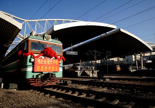 1月11日,太原至包頭的2681次列車從太原火車站駛出。新華社記者 燕雁 攝