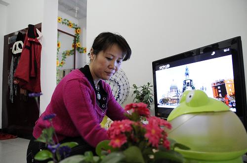 在銀川市最大規(guī)模的保障性住房小區(qū)——五里湖畔的家中,40歲的殘疾人王瑞艷在打理家務(wù)(1月11日攝)。新華社記者 王鵬 攝