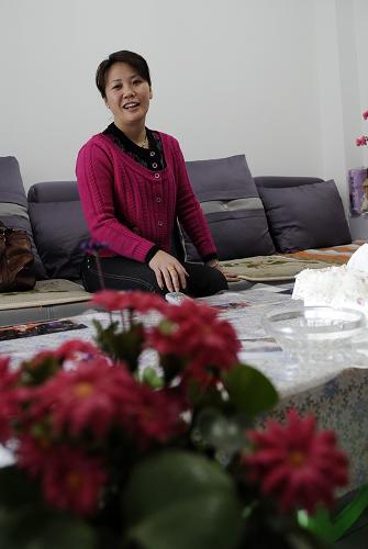 在銀川市最大規(guī)模的保障性住房小區(qū)——五里湖畔的家中,40歲的殘疾人王瑞艷談起如今的居住條件,滿心歡喜(1月11日攝)。新華社記者 王鵬 攝