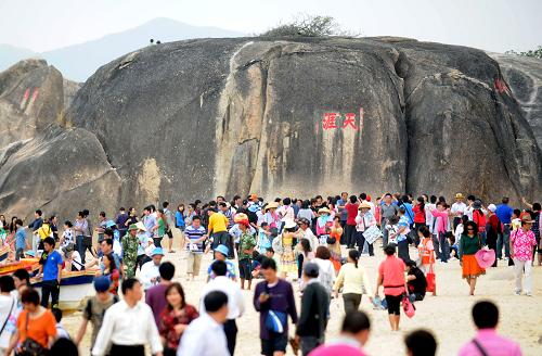 游客在三亞天涯海角景區(qū)游覽(1月14日攝)。隨著春節(jié)長假的臨近,地處熱帶的海南省又迎來了新一年的旅游旺季,素有“東方夏威夷”之稱的三亞市也熱鬧起來,天涯海角、南山寺、亞龍灣等景區(qū)吸引了大批游客慕名而來。三亞是中國最南端的城市,寒暑變化不大,年平均氣溫25.5度。燦爛的陽光、碧藍(lán)的大海、綿延的沙灘、清新的空氣、茂盛的植被……得天獨厚的自然條件和熱帶風(fēng)情使三亞成為海南旅游的標(biāo)志性城市。2010年1月4日國務(wù)院正式發(fā)布《國務(wù)院關(guān)于推進(jìn)海南國際旅游島建設(shè)發(fā)展的若干意見》為海南的發(fā)展提出了目標(biāo),到2020年,旅游服務(wù)設(shè)施、經(jīng)營管理和服務(wù)水平與國際通行的旅游服務(wù)標(biāo)準(zhǔn)全面接軌,初步建成世界一流的海島休閑度假旅游勝地。根據(jù)2010年6月國家發(fā)改委批準(zhǔn)的《海南國際旅游島建設(shè)發(fā)展規(guī)劃綱要》,海南將分為北部、南部、中部、東部、西部和海洋六個組團(tuán)。其中南部以三亞市為中心,包括陵水、保亭、樂東三縣,面積6955平方公里,占海南島面積20.41%,重點發(fā)展酒店住宿業(yè)、文體娛樂、療養(yǎng)休閑、商業(yè)餐飲等產(chǎn)業(yè),三亞也迎來了其最好的發(fā)展機(jī)遇。根據(jù)三亞市統(tǒng)計局最近發(fā)布的數(shù)據(jù)顯示,2010年1月至11月三亞接待過夜游客人數(shù)累計達(dá)到787.85萬人次,旅游總收入達(dá)118.85億元,分別比09年同期增加16%和16.4%,在國際旅游島建設(shè)的開局之年呈穩(wěn)定上升的態(tài)勢。在加強(qiáng)基礎(chǔ)設(shè)施和旅游設(shè)施建設(shè)的同時,加強(qiáng)旅游市場的管理也成為三亞市工作的重點,不法餐飲企業(yè)“天價宰客”和令人咋舌的酒店價格炒作等行為都成為重點打擊和調(diào)控的對象。相信在多方的努力下,美麗的三亞將發(fā)展得更快更好。新華社記者 王迎 攝