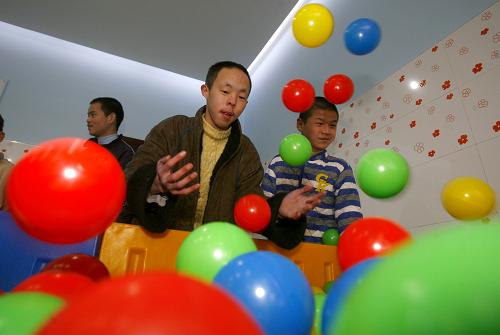 1月19日,孩子們?cè)谖錆h市流浪未成年人救助保護(hù)中心玩耍。新華社發(fā)(王翮 攝)