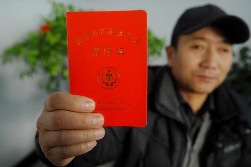 1月20日,寧夏回族自治區(qū)中衛(wèi)市沙坡頭區(qū)文昌鎮(zhèn)的一位居民在民生服務(wù)中心拿到了新的居民最低生活保障證書。新華社記者 彭昭之 攝