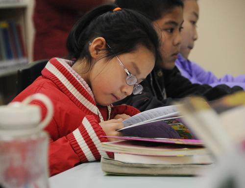 1月20日,放寒假的中小學(xué)生在石家莊市圖書館少兒部閱覽圖書。又到一年寒假時,石家莊市圖書館為了滿足石家莊市中小學(xué)生的寒假讀書要求,將于1月26日至2月8日集中為放寒假的中小學(xué)生讀者提供閱覽借閱服務(wù)。據(jù)悉,這家圖書館少兒部日均接待讀者在1500人次以上,提供可流通書目近10萬冊,累計接待少兒讀者50萬余人次。石家莊市圖書館自免費(fèi)向包括廣大中小學(xué)生讀者在內(nèi)的市民讀者開放兩年多以來,秉承“平等,無償,開放”的辦館理念,全面提升服務(wù)質(zhì)量,向廣大市民在節(jié)假日期間提供又一休閑放松好去處。新華社發(fā)(曾亮 攝)