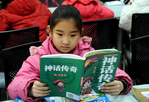 1月20日,放寒假的中小學(xué)生在石家莊市圖書館少兒部閱覽圖書。新華社發(fā)(曾亮 攝)