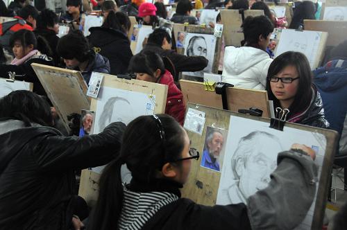 1月21日,考生在貴州師范大學(xué)美術(shù)專業(yè)統(tǒng)考考場參加考試。新華社記者 王新明 攝