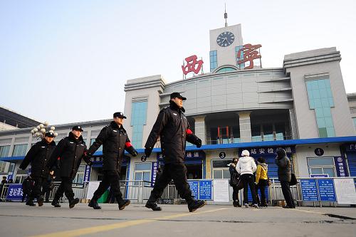 1月21日,青藏鐵路公安局西寧特警支隊(duì)在西寧火車站巡邏。自1月19日起,青藏鐵路公安局安排1300多名警力分別在西寧、格爾木、那曲、拉薩站加大安檢排查力度,通過機(jī)檢、手檢、搜爆犬對旅客攜帶的行李物品嚴(yán)查細(xì)檢,在重點(diǎn)車站加強(qiáng)巡邏疏導(dǎo),確保春運(yùn)期間青藏鐵路治安秩序的穩(wěn)定和旅客生命財(cái)產(chǎn)的安全。新華社記者 張宏祥 攝