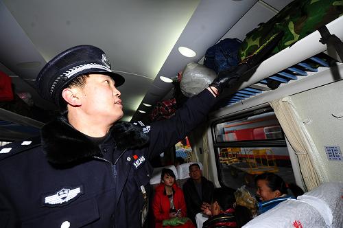 1月21日,青藏鐵路公安局乘警支隊(duì)民警在西寧至成都列車上檢查旅客行李。新華社記者 張宏祥 攝