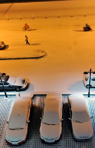 2月10日清晨,幾名行人在北京街頭冒雪前行。當日凌晨,北京降下60年最晚初雪。新華社記者 馬寧 攝