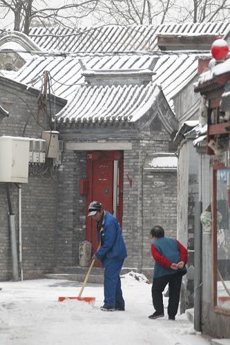 2月10日,居民在北京后海附近清掃積雪。 新華社記者 唐師曾 攝