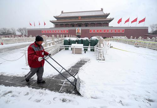 2月10日,環(huán)衛(wèi)工人在清掃天安門城樓前的積雪。新華社記者 羅曉光 攝