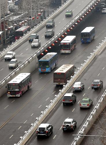 2月10日,在鄭州市區(qū),機(jī)動(dòng)車(chē)輛經(jīng)過(guò)一座立交橋。新華社記者 王頌 攝