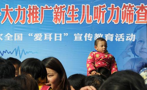 3月3日,安徽醫(yī)科大學(xué)第一附屬醫(yī)院的新生兒聽力篩查活動吸引了大批合肥市民。當日,安徽醫(yī)科大學(xué)第一附屬醫(yī)院通過開展聽力專家現(xiàn)場義診、免費為新生兒檢測聽力等活動推廣新生兒聽力篩查,促進公眾重視兒童聽力殘疾的預(yù)防與康復(fù)。新華社記者 郭晨 攝