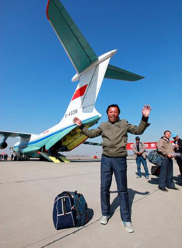 3月4日,在利比亞工作的中國水電二局工人王克榮乘機(jī)回國后激動(dòng)地說:“祖國,我回來了!”。新華社記者 查春明 攝
