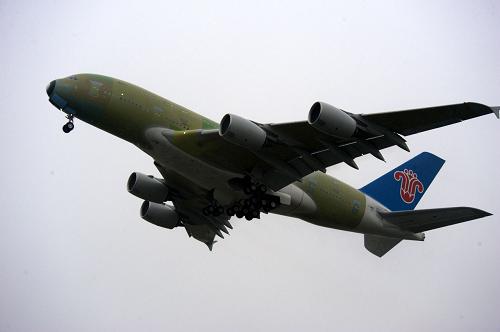 3月3日,中國南方航空公司訂購的首架空客A380飛機(jī)從法國圖盧茲機(jī)場起飛前往德國漢堡。當(dāng)日,這架空客A380飛機(jī)經(jīng)過4個(gè)多小時(shí)的測試飛行之后,成功降落在漢堡。此前,飛機(jī)已在圖盧茲完成機(jī)體結(jié)構(gòu)總裝及系統(tǒng)安裝和測試,并將在漢堡進(jìn)行客艙內(nèi)飾安裝及噴漆。新華社發(fā)(皮熱爾攝)