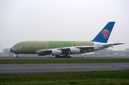 3月3日,中國南方航空公司訂購的首架空客A380飛機(jī)從法國圖盧茲機(jī)場準(zhǔn)備起飛前往德國漢堡。新華社發(fā)(皮熱爾攝)