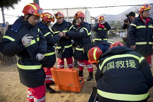 3月14日,中國國際救援隊隊員在日本巖手縣大船渡市準(zhǔn)備展開救援工作。來自中國的救援隊當(dāng)?shù)貢r間13日抵達日本受災(zāi)嚴重的巖手縣大船渡市,并于14日清晨7點從集合營地出發(fā),與日本當(dāng)?shù)鼐仍犚黄鹫归_搜救工作。這是地震發(fā)生后來到當(dāng)?shù)貐⑴c救援活動的第一支國際救援隊。大船渡市靠近海濱,遭受地震和海嘯雙重襲擊,是此次受災(zāi)最嚴重的地區(qū)之一。新華社記者 呂小煒 攝