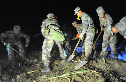 3月14日凌晨,解放軍戰(zhàn)士為重災(zāi)區(qū)弄璋鎮(zhèn)賀哈村搭建帳篷。新華社記者 陳海寧 攝