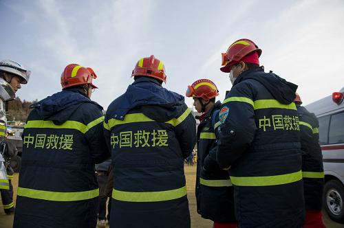 3月14日,中國國際救援隊隊員在日本巖手縣大船渡市準(zhǔn)備展開救援工作。新華社記者 呂小煒 攝