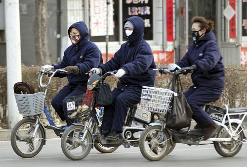 3月14日,河北秦皇島幾位市民在大風中騎車出行。受冷空氣影響,我國北方大部分地區(qū)迎來一輪大風降溫天氣,并伴有沙塵,部分地區(qū)有降雪。各地氣象部門已發(fā)布寒潮藍色預(yù)警信號。新華社發(fā)(王寒植 攝)