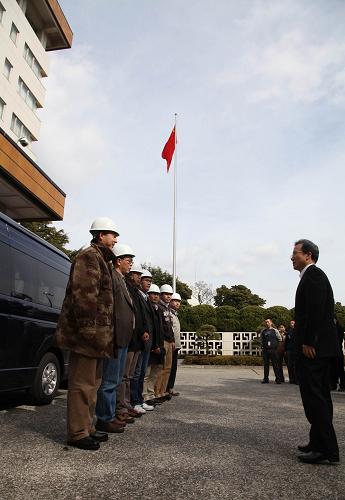 3月14日,在日本東京,中國駐日本大使程永華(右)激勵即將出發(fā)的第三批工作組成員。新華社記者 馮武勇 攝