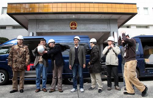 3月14日,在日本東京,中國駐日本大使館第三批工作組成員準備出發(fā)。新華社記者 馮武勇 攝