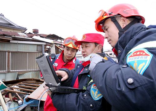 3月16日,在日本宮城縣大船渡市重災(zāi)區(qū),中國(guó)國(guó)際救援隊(duì)隊(duì)員利用生命探測(cè)儀進(jìn)行生命探測(cè)。當(dāng)日,正在日本實(shí)施救援的中國(guó)國(guó)際救援隊(duì)繼續(xù)進(jìn)行搜救活動(dòng)。新華社記者 陳建力 攝