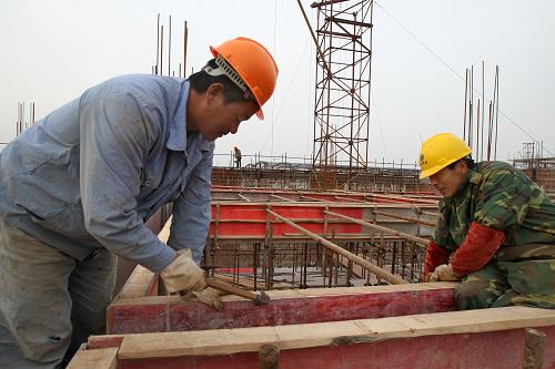 3月23日,鄭黃生(右)和范建沖在江蘇啟東一建設(shè)工地工作。新華社發(fā)(許叢軍 攝)