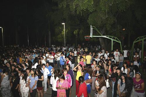3月25日凌晨,云南西雙版納職業(yè)技術(shù)學(xué)院的學(xué)生集中在操場避震。新華社發(fā)(劉世陽 攝)