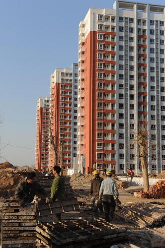 3月24日,在石家莊市區(qū)一處已經(jīng)基本完工的廉租住房項目——太華家園,工人們正在施工。這里共有4棟16層的樓房,可提供1024套廉租房。截至目前,石家莊市2010年建設(shè)的5034套廉租房已基本完工,正在加快電力、燃?xì)?、供水等市政公用設(shè)施配套建設(shè),“五一”前將全部分配到戶。新華社記者 王民 攝