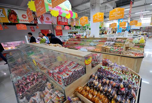 汶上縣郭倉供銷社“農(nóng)享城”購物中心內(nèi)豐富的副食品(攝于3月24日)。自2010年以來,山東省以供銷社為主導(dǎo),整合各方面資源,推進(jìn)農(nóng)村現(xiàn)代日用品流通網(wǎng)絡(luò)建設(shè),打通農(nóng)村日用品市場“最后一公里”瓶頸。目前,山東已在50多個(gè)縣(市、區(qū))建立起縣、鄉(xiāng)、村連鎖經(jīng)營的農(nóng)村現(xiàn)代日用品流通網(wǎng)絡(luò),升級(jí)農(nóng)村市場,為農(nóng)村群眾提供質(zhì)優(yōu)價(jià)廉的日用消費(fèi)品。新華社記者 朱崢 攝