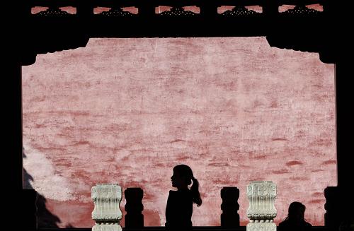 3月25日,一位游客參觀故宮御花園。當(dāng)日,故宮博物院在北京舉行新聞發(fā)布會(huì),公布2011年五一小長(zhǎng)假接待方案。5月1日至3日,故宮每天接待觀眾限制在8萬(wàn)人,其中4萬(wàn)張團(tuán)體票通過(guò)網(wǎng)上預(yù)約銷售,4萬(wàn)張散客票現(xiàn)場(chǎng)面向個(gè)人銷售。同時(shí),對(duì)已購(gòu)票游客實(shí)行單向參觀路線,即只有午門(南門)作為參觀入口,神武門(北門)只出不進(jìn)。新華社記者 金良快 攝