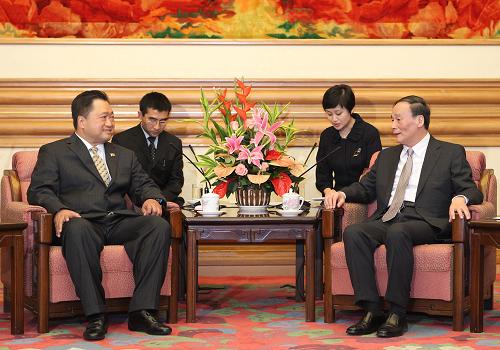 4月12日,中國(guó)國(guó)務(wù)院副總理王岐山在北京中南海會(huì)見(jiàn)菲律賓財(cái)政部長(zhǎng)塞薩爾·普里西馬率領(lǐng)的菲律賓政府高級(jí)經(jīng)貿(mào)代表團(tuán)。新華社記者 丁林 攝