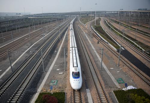 4月14日,一輛動(dòng)車(chē)從即將通車(chē)運(yùn)營(yíng)的京滬高鐵虹橋站鐵軌(右側(cè))附近駛過(guò)。近日,京滬高鐵上海段已進(jìn)入通車(chē)調(diào)試階段,高鐵虹橋站開(kāi)始通車(chē)運(yùn)營(yíng)準(zhǔn)備。據(jù)介紹,為適應(yīng)旅客的不同需求,今年6月底開(kāi)通運(yùn)營(yíng)的京滬高鐵安排開(kāi)行時(shí)速300公里和250公里兩個(gè)速度等級(jí)的列車(chē),實(shí)行兩種票價(jià),初期每天開(kāi)行90對(duì)左右,包括京滬一站直達(dá)、省城之間直達(dá)和沿線車(chē)站交錯(cuò)停車(chē)三種模式。新華社發(fā)(鈕一新 攝)