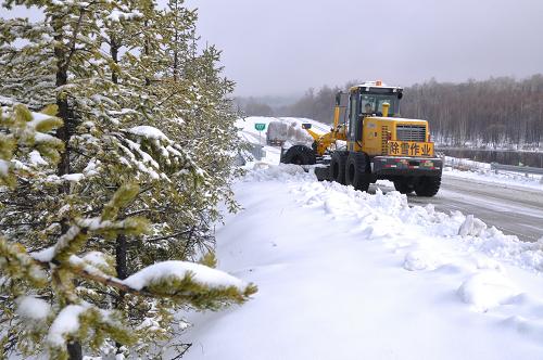 4月25日,黑龍江哈(爾濱)牡(丹江)高速海林段,大型清雪車輛在緊張作業(yè)。受冷空氣影響,4月22日以來,黑龍江哈(爾濱)牡(丹江)高速海林境內局地持續(xù)降雪,積雪20多厘米,過往車輛通行困難。黑龍江省收費公路管理局牡丹江管理處調集7臺大型清雪車,在當?shù)馗咚俾费簿瘏f(xié)助下,全天候在公路上進行清雪作業(yè),有效保障路面通車安全。新華社發(fā)(張春祥 攝)