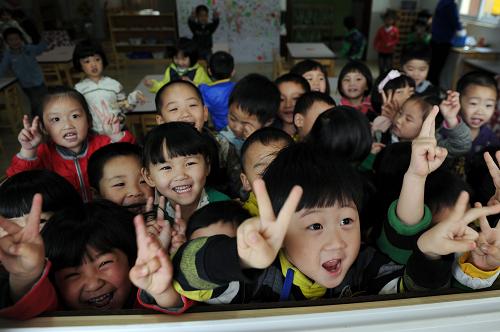 4月19日,在崇州市實驗幼兒園,小四班的小朋友在鏡頭前微笑。新華社記者 陳誠 攝