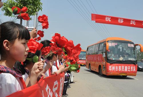 5月5日,河南省淅川縣大石橋鄉(xiāng)西嶺村移民群眾的搬遷車隊(duì)途經(jīng)淅川縣城區(qū),道路兩旁10余萬(wàn)人送行移民親人。當(dāng)日,河南省淅川縣大石橋鄉(xiāng)西嶺村的147戶693名移民登上了開往鄧州市腰店鎮(zhèn)移民安置點(diǎn)的客車,這標(biāo)志著南水北調(diào)丹江口庫(kù)區(qū)第二批移民搬遷正式啟動(dòng)。據(jù)悉,此次移民搬遷將持續(xù)到8月底,共涉及河南省淅川縣的10個(gè)鄉(xiāng)(鎮(zhèn)),約8.6萬(wàn)人,搬遷完成后,河南省丹江口庫(kù)區(qū)的移民搬遷工作也將基本結(jié)束。新華社發(fā)(楊振輝 攝)