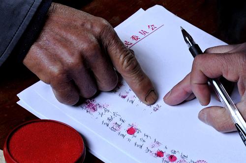 在“浙江省民族團結(jié)進步小康村”——衢州市柯城區(qū)航埠鎮(zhèn)北二村,一位老農(nóng)在村委會換屆選舉的選民確認名單上按手印(3月17日攝)。目前,新修訂《中華人民共和國村民委員會組織法》實施以來浙江省首次村級組織換屆工作已全面完成,新當(dāng)選人員整體素質(zhì)比往屆提高。據(jù)介紹,本屆新選出村委會主任28493人,平均年齡43.9歲,比上屆下降1.1歲。其中,中專、高中、中技以上學(xué)歷占54.4%,比上屆提高9.3個百分點;婦女進入村兩委的比例上升3.5個百分點;大學(xué)生“村官”人數(shù)由上屆的741人增加到3477人,是上屆的4.7倍。新華社記者 譚進 攝