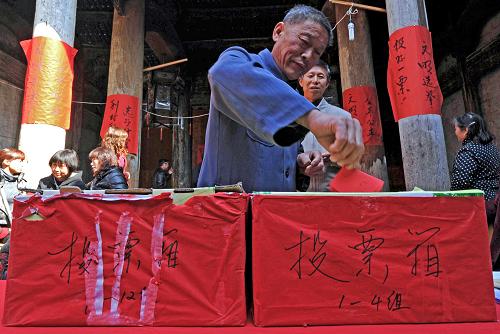 在“浙江省民族團結(jié)進步小康村”——衢州市柯城區(qū)航埠鎮(zhèn)北二村,村民藍久清在投票選舉村務(wù)監(jiān)督委員會和村經(jīng)濟合作社成員(3月29日攝)。新華社記者 譚進 攝