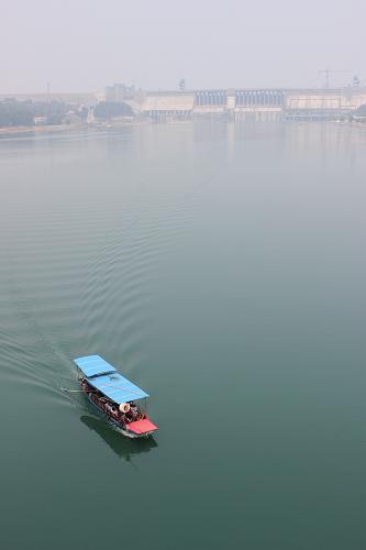 5月26日,船只從湖北丹江口水庫(kù)大壩附近水域駛過。新華社發(fā)