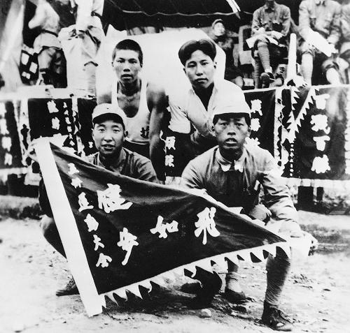 中國(guó)共產(chǎn)黨成立九十年來(lái),體育作為民生的重要組成部分受到重視。1927年以后,中國(guó)共產(chǎn)黨領(lǐng)導(dǎo)了一系列武裝起義,先后建立了許多紅色革命根據(jù)地。在這些根據(jù)地里,中國(guó)共產(chǎn)黨克服各種困難,在進(jìn)行經(jīng)濟(jì)、政治、文化建設(shè)的同時(shí),也注意開展體育運(yùn)動(dòng)。紅色革命根據(jù)地的體育運(yùn)動(dòng),有力地配合了各個(gè)時(shí)期的革命斗爭(zhēng),為新中國(guó)成立后開展社會(huì)主義體育積累了經(jīng)驗(yàn)。抗日戰(zhàn)爭(zhēng)時(shí)期,全國(guó)各抗日民主根據(jù)地在不同時(shí)期都不同程度地開展了體育運(yùn)動(dòng)。在這些根據(jù)地,每逢重大節(jié)日或紀(jì)念日,根據(jù)現(xiàn)實(shí)情況舉辦運(yùn)動(dòng)會(huì)進(jìn)行慶祝。1939年5月30日,戰(zhàn)斗在南方的新四軍在安徽云嶺舉行規(guī)模盛大的“五卅”運(yùn)動(dòng)會(huì)。比賽項(xiàng)目有障礙賽跑、手榴彈、跳遠(yuǎn)、球類、團(tuán)體操等。圖為運(yùn)動(dòng)會(huì)上獲勝選手合影。 新華社發(fā)